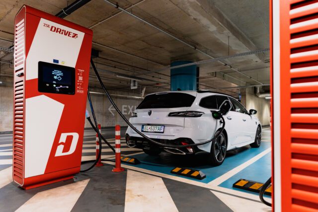 nabíjanie elektromobilu v OC Nivy