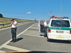 Policajná hliadka meria rýchlosť vozidiel a ukladá blokové pokuty
