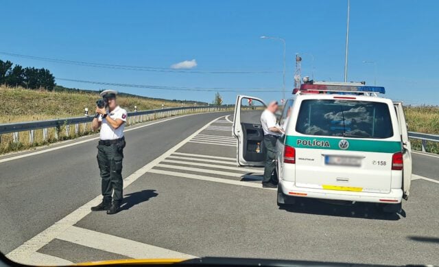 Policajná hliadka meria rýchlosť vozidiel a ukladá blokové pokuty