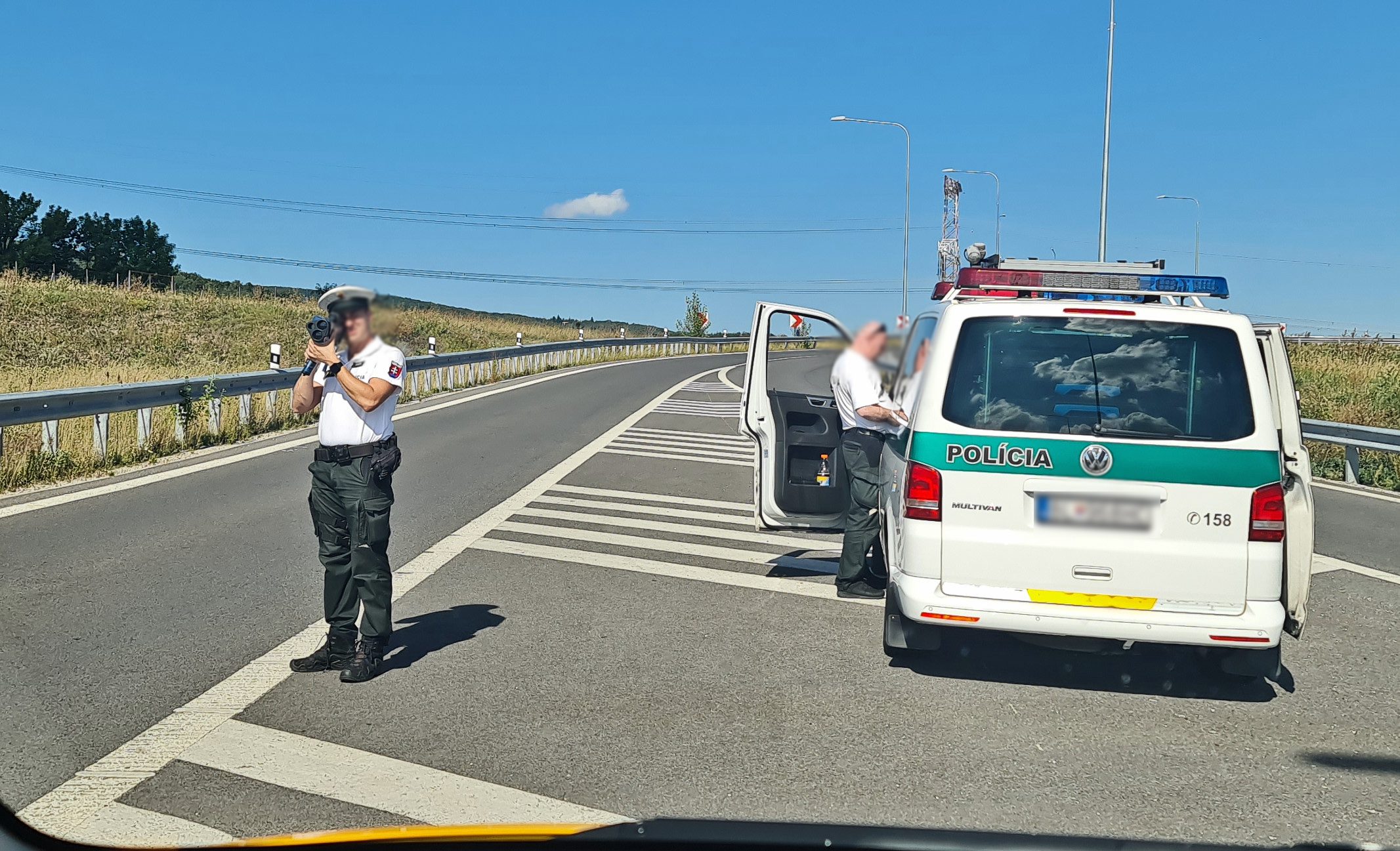 Policajná hliadka meria rýchlosť vozidiel a ukladá blokové pokuty