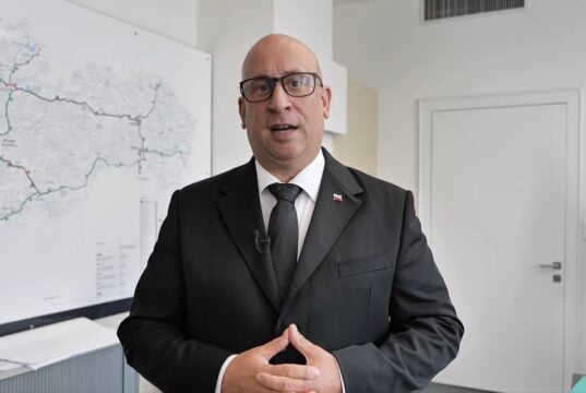 Minister dopravy Jozef Ráž vo videu, v ktorom zverejnil výsledky predaja jednodňovej diaľničnej známky