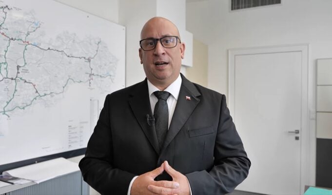 Minister dopravy Jozef Ráž vo videu, v ktorom zverejnil výsledky predaja jednodňovej diaľničnej známky