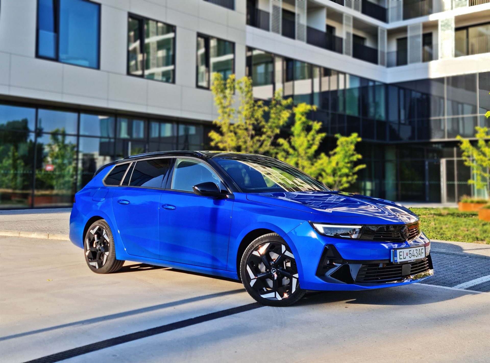 Opel Astra kombi v najvyššej výbave GSe vyzerá nádherne. Za krásny lak však zaplatíte 800 eur naviac (foto: Erik Stríž)