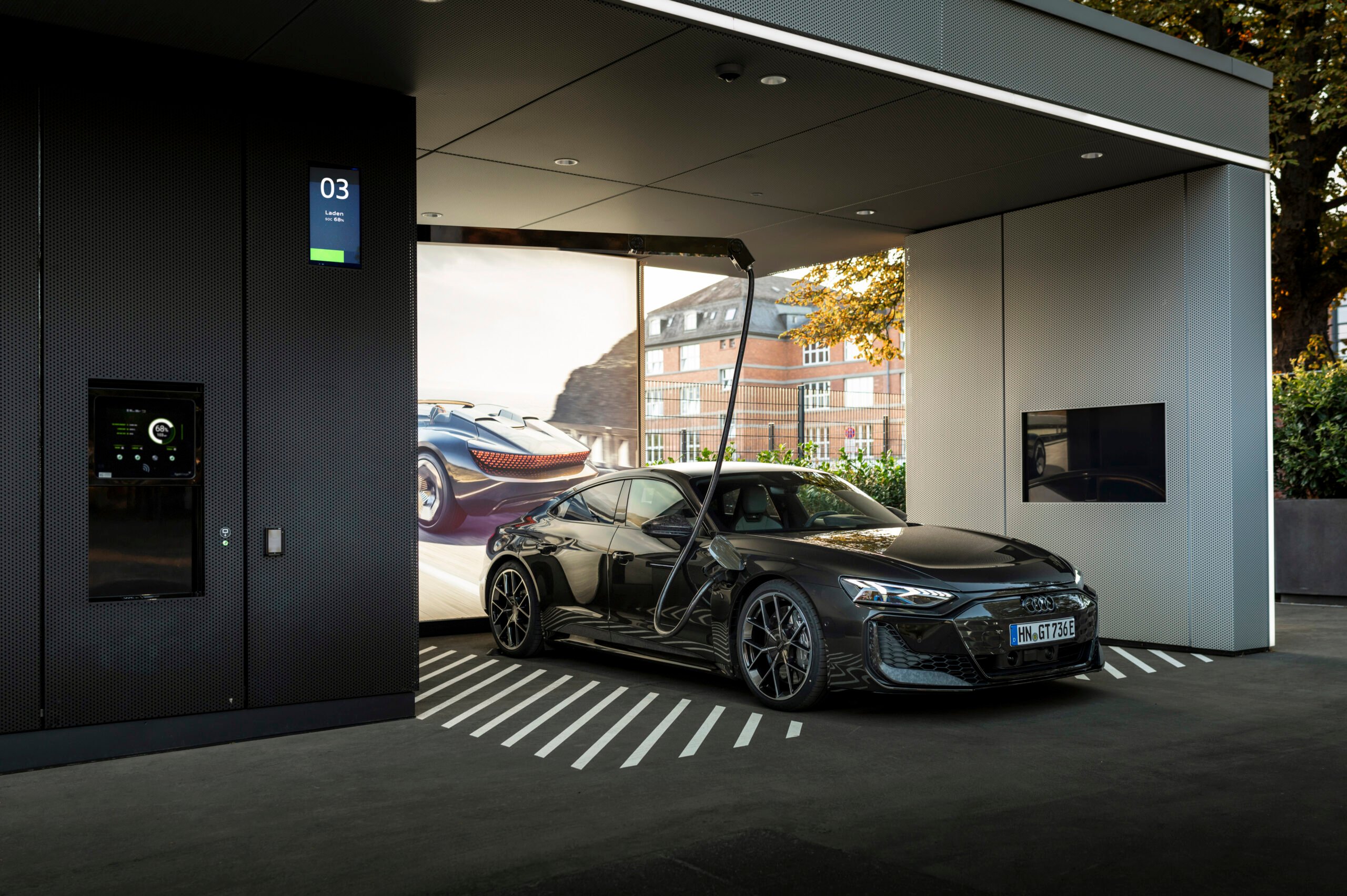 Audi RS e-tron GT stojí na nabíjacej stanici