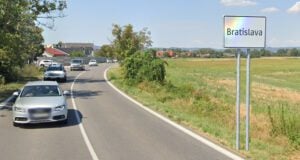 Dopravná značka označujúca začiatok obce a v tomto prípade aj obmedzenie max. rýchlosti na 50 km/h (foto: Google Maps)