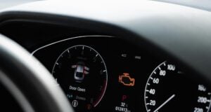 Kontrolka motora rozsvietená na prístrojovom paneli, ilustračné foto (zdroj: Mark Chan @unsplash.com)