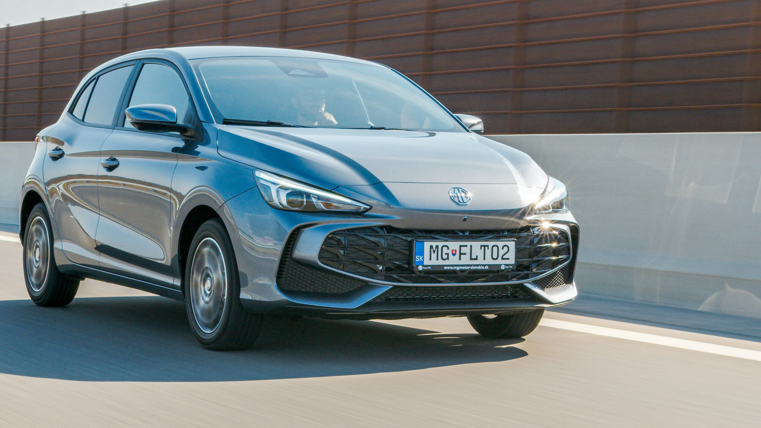 MG3 Hybrid+ na diaľnici