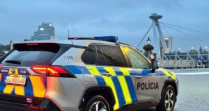 Policajné vozidlo Toyota RAV 4 plug-in hybrid pri nábreží Dunaja v Bratislave