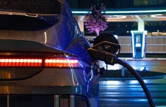 Nemecko pritvrdzuje v klíme. Na elektromobily pôjdu ďalšie miliardy Ilustračná fotografia, nabíjanie elektromobilu Ioniq 6 v noci (foto: Yrka Pictured @unsplash.com)