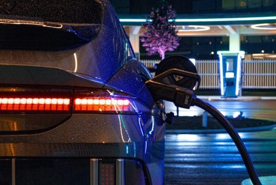 Ilustračná fotografia, nabíjanie elektromobilu Ioniq 6 v noci (foto: Yrka Pictured @unsplash.com)