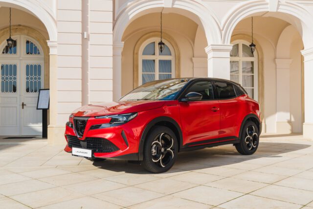 Alfa Romeo Junior pri kaštieli vo Voderadoch