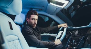 Muž sedí za volantom vozidla Brabus Rolls-Royce Culinnan