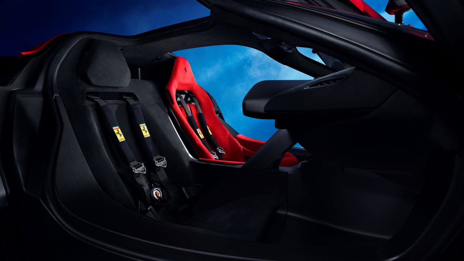 kontrastné farebné prevedenie sedadiel vo vozidle Ferrari F80