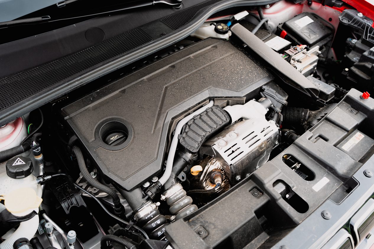hybridná pohonná jednotka pod kapotou automobilu Jeep Avenger