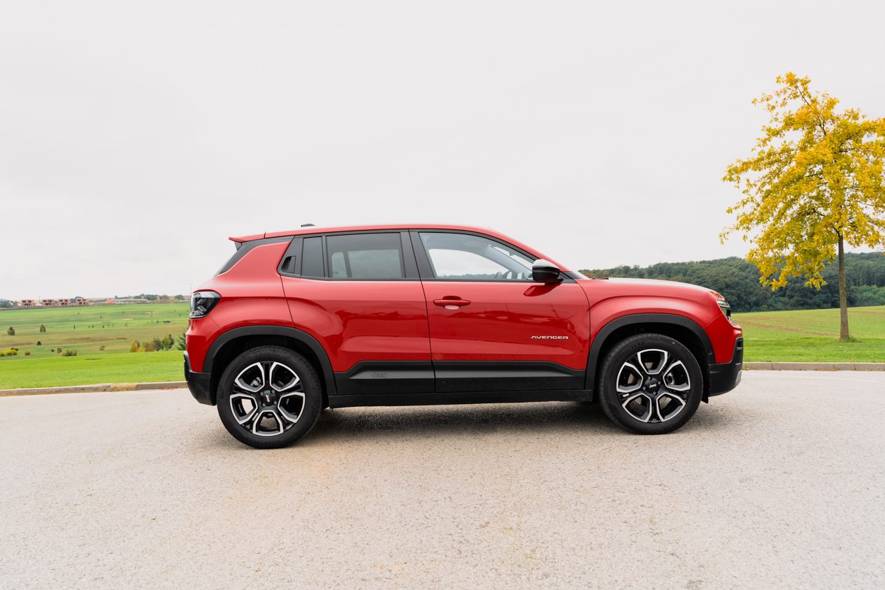 Jeep Avenger pri pohľade z profilu