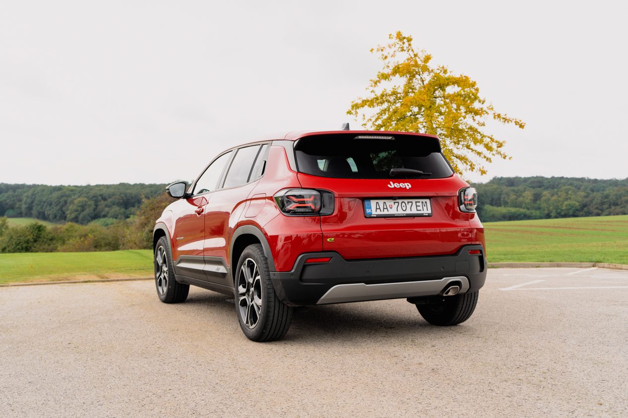 Jeep Avenger pri pohľade na zadnú časť