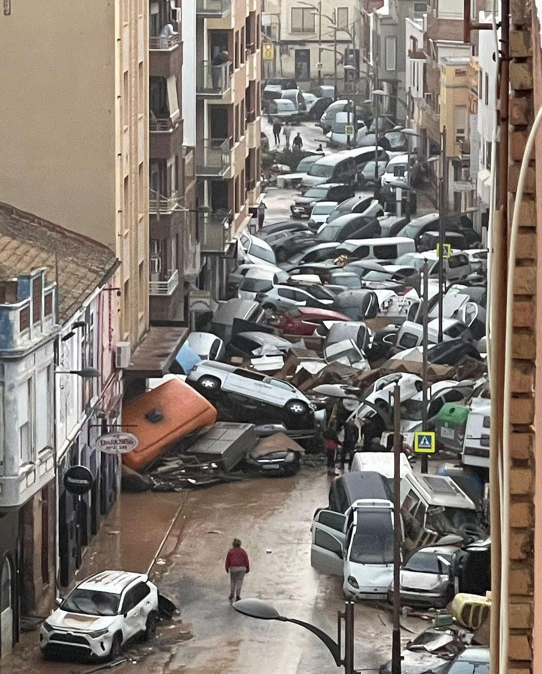 Nahromadené zničené autá po prívalových dažďoch v regióne Valencia