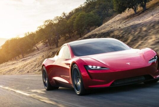 Tesla Roadster jazdí po cestách v Amerike