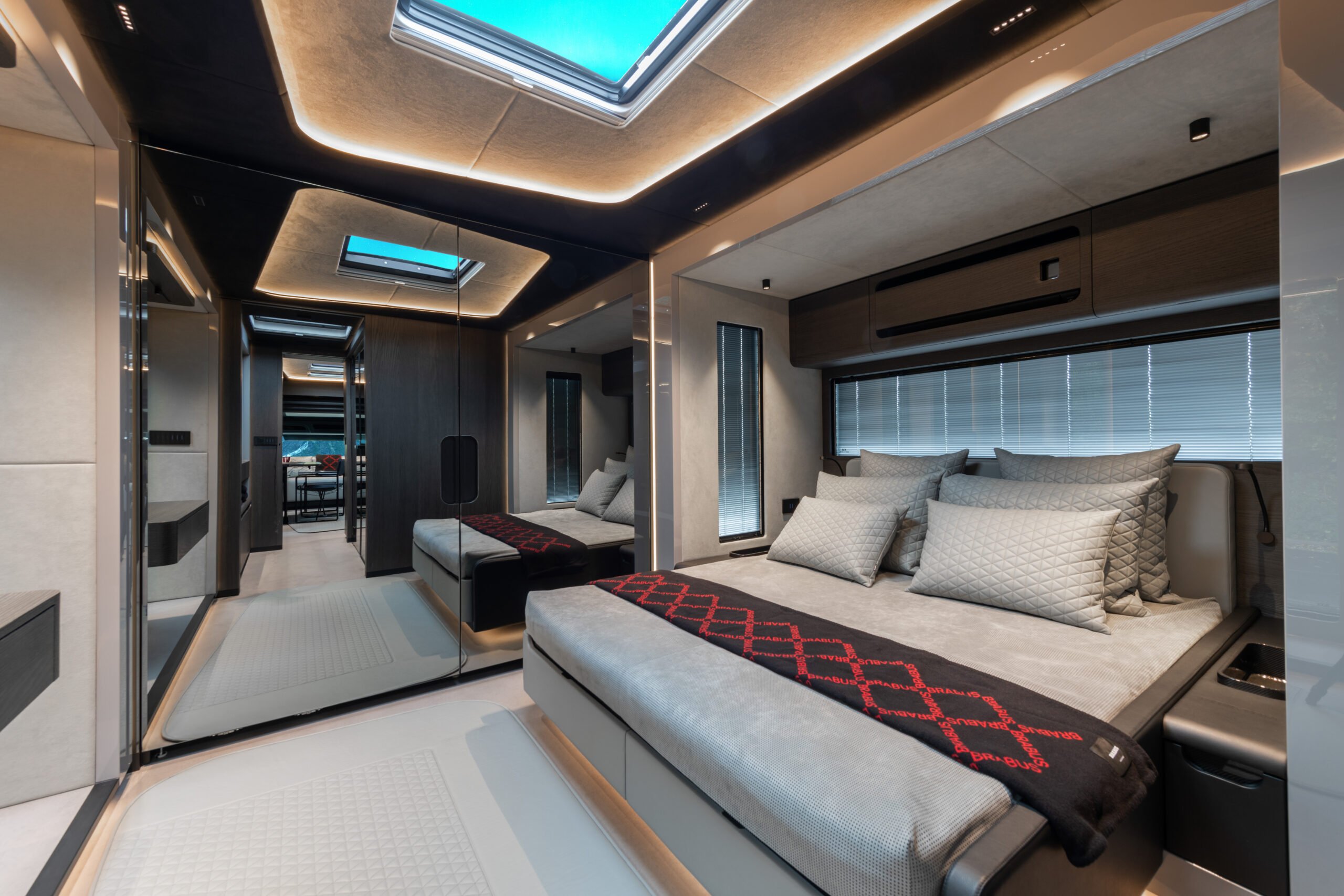 Motorhome poskytuje aj pohodlnú manželskú posteľ