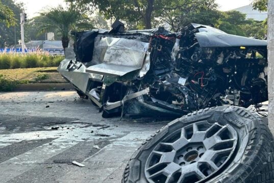 Vrak elektromobilu Tesla Cybertruck po nehode