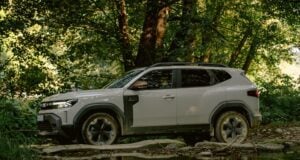 Dacia Duster v lese v tieni stromov