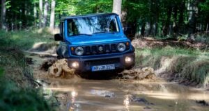 Suzuki Jimny sa brodí vodou