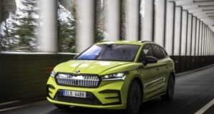elektromobil Škoda Enyaq počas jazdy