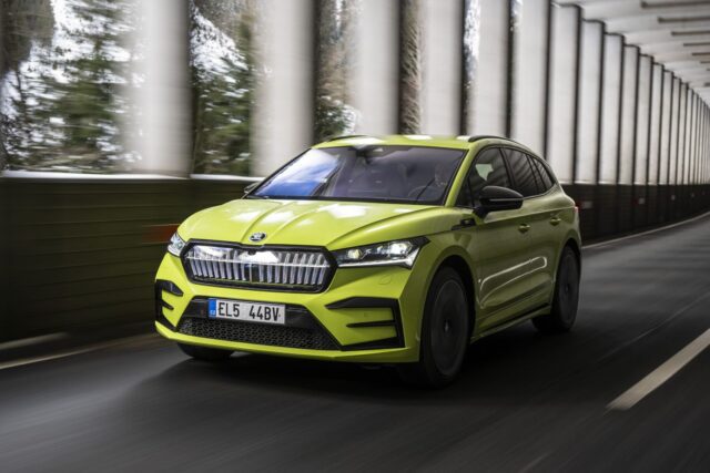 elektromobil Škoda Enyaq počas jazdy