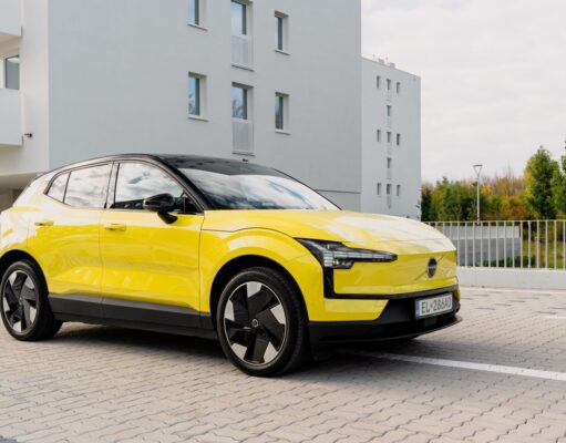 Na toto auto ešte nikto nenašiel odpoveď. Kabelka, ktorá akceleruje rýchlejšie ako M5 Volvo EX30