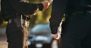 Policajti kontrolujúci vozidlá na ceste