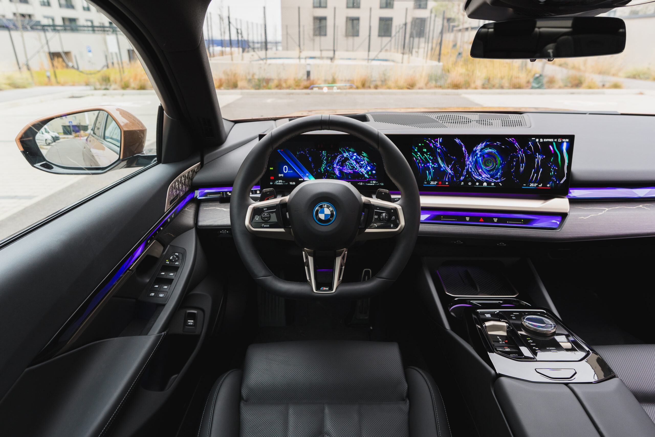 BMW 550e kokpit