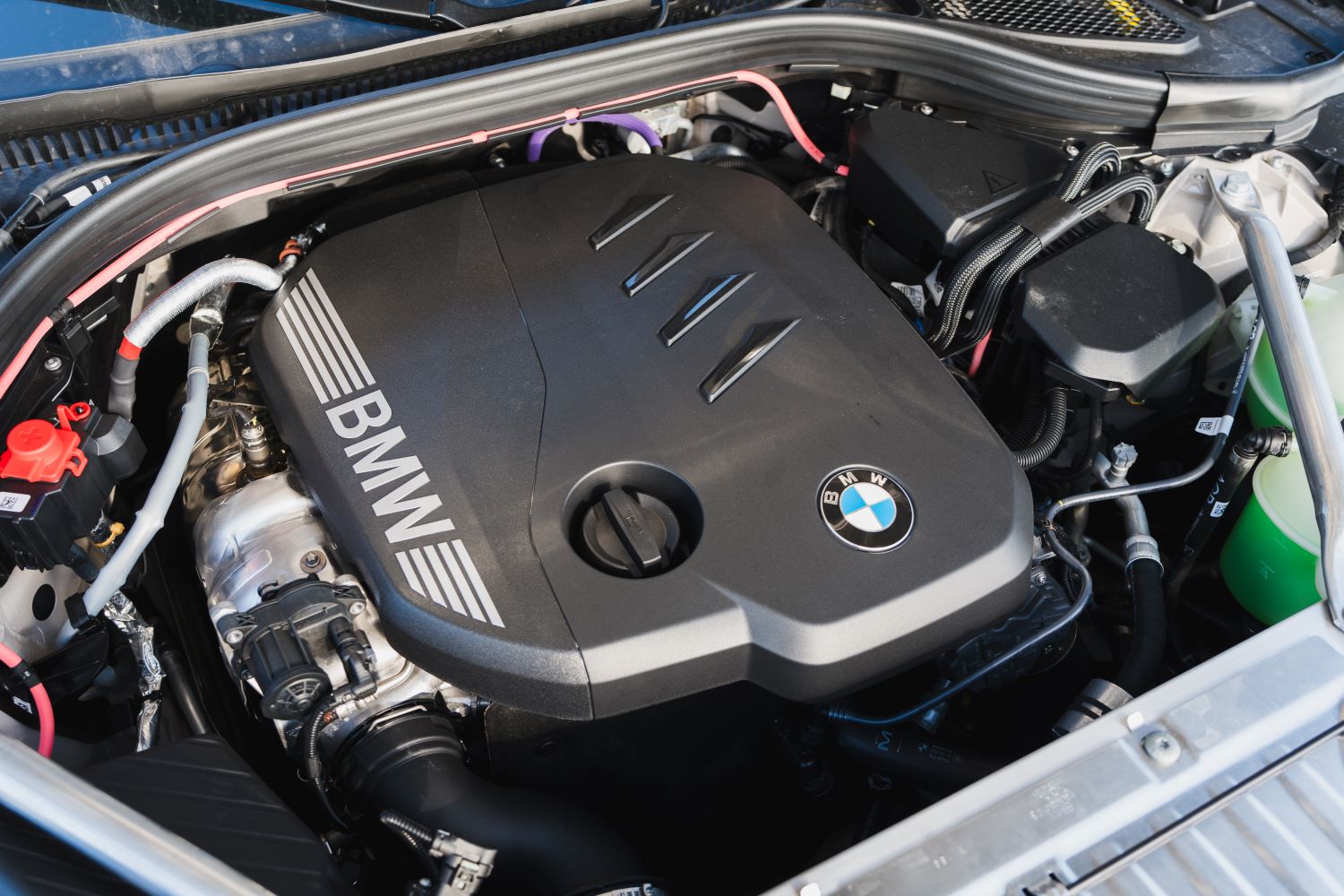 naftový štvorvalcový motor pod kapotou vozidla BMW X3
