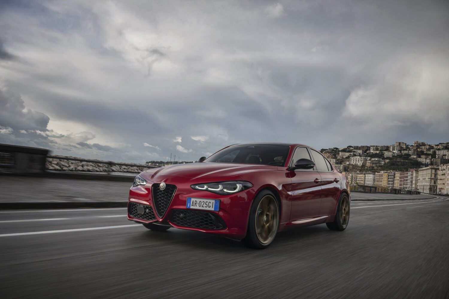 súčasná Alfa Romeo Giulia používa na pohon spaľovacie motory