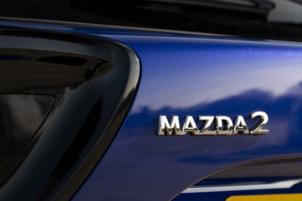 nápis na kapote Mazda 2