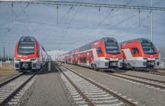 Vláda reaguje na drahú naftu, vlaky budú o polovicu lacnejšie