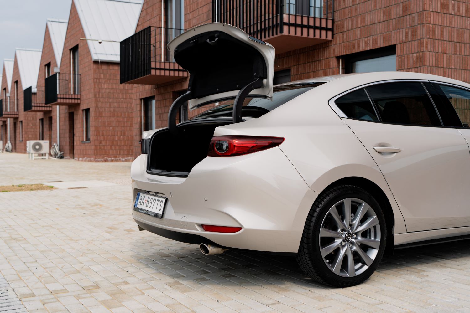 Mazda 3 sedan veko batožinového priestoru