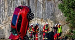 Záchranári tímu Volvo pri havarovanom vozidle