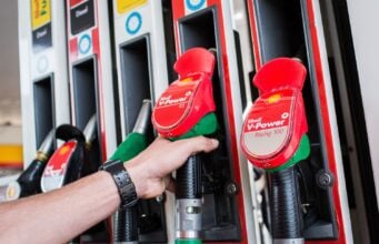 Slováci len pozerajú: Európska krajina platí ľuďom za tankovanie