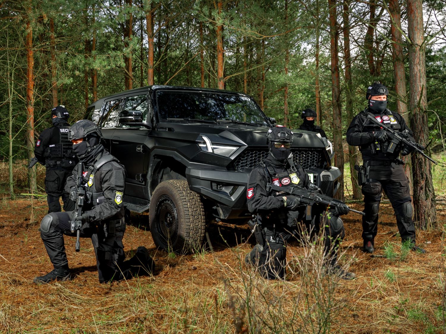 M-Hero 917 v obkľúčení mužov z bezpečnostnej služby