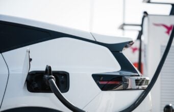 Koniec zahmlievaniu. Automobilka priznala, ako vyzerá ekologická realita elektromobilov