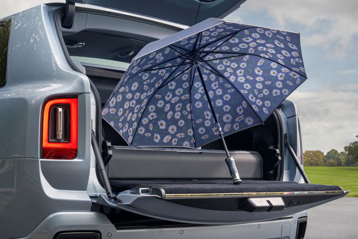 dáždnik vo vozidle Rolls-Royce Cullinan Daisy