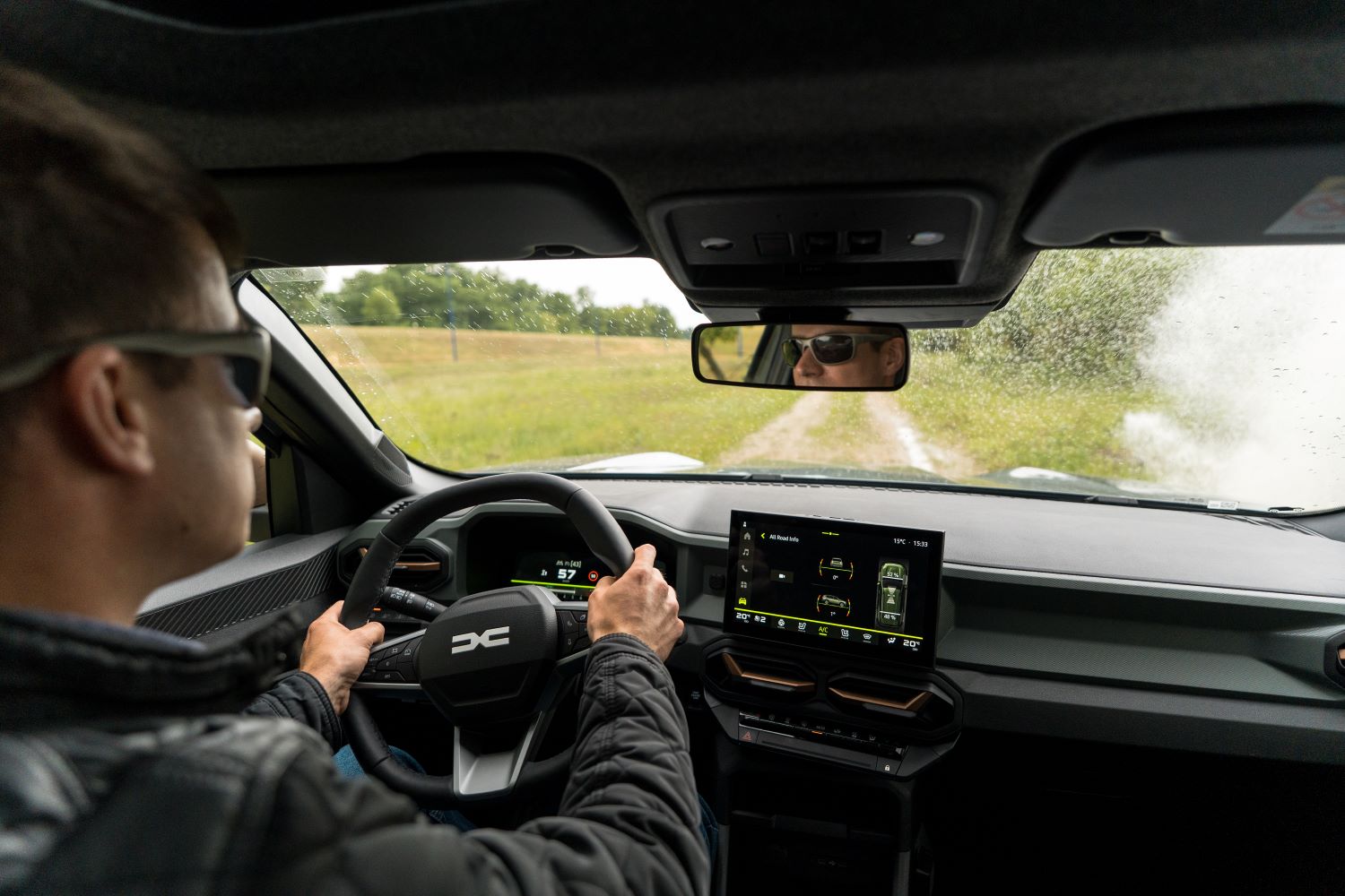 vodič šoféruje vozidlo značky Dacia cez poľnú cestu