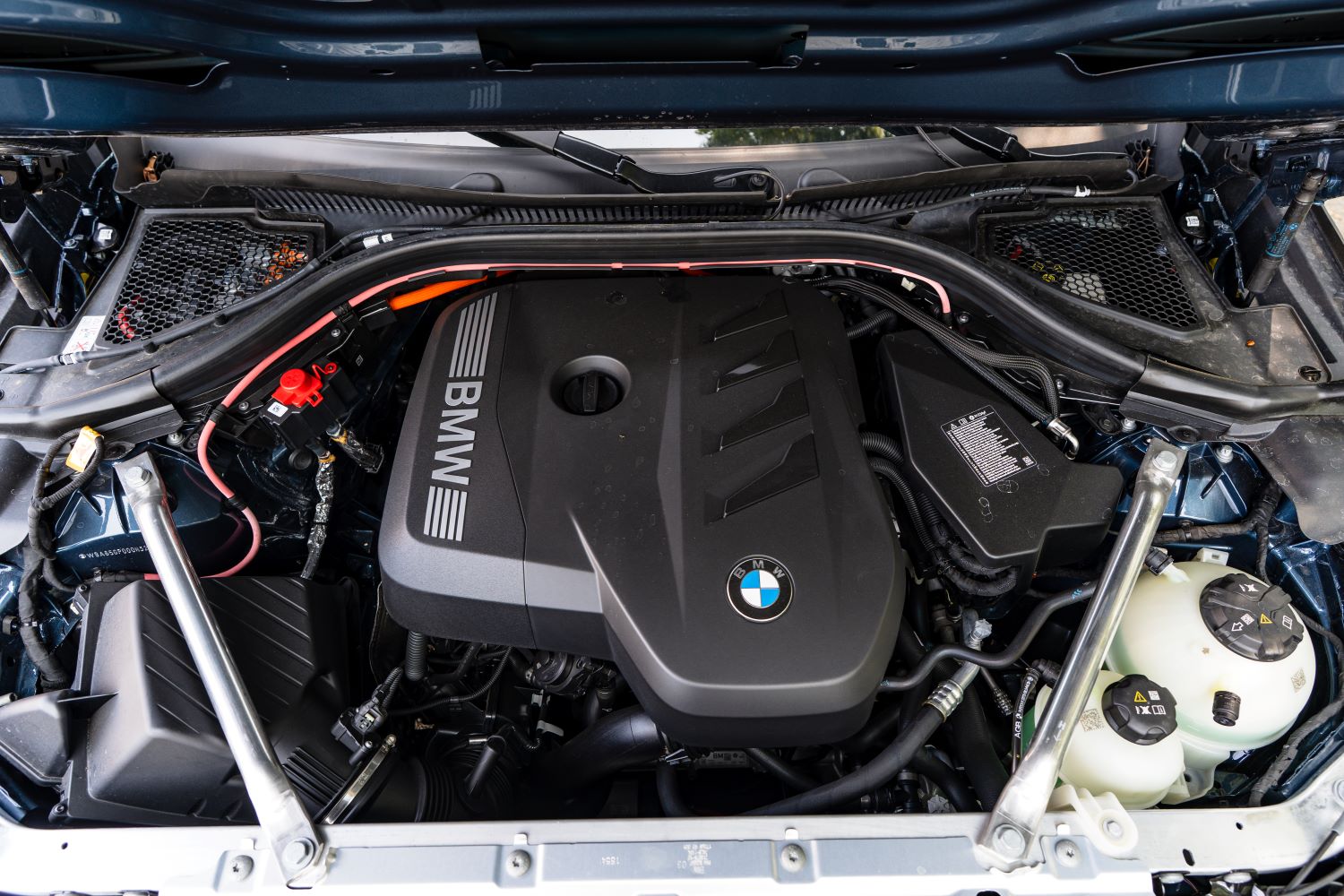 BMW X3 30e benzínový motor