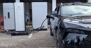 nabíjanie elektromobilu BYD na nabíjačke BYD Flash Charging