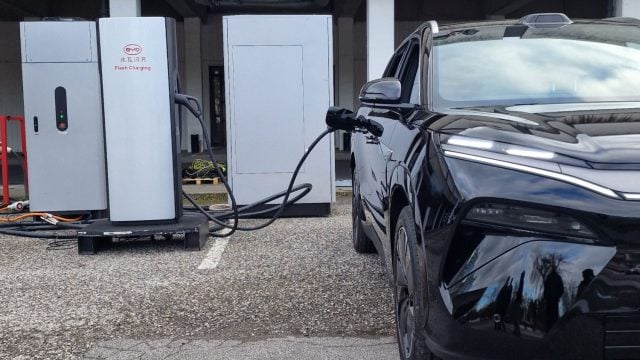 BYD_nabíjanie_flash_charging nabíjanie elektromobilu BYD na nabíjačke BYD Flash Charging