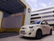 Fiat 500e pri stanici na výmenu batérie od spoločnosti Ample