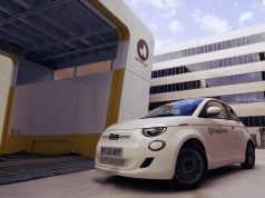 Fiat 500e pri stanici na výmenu batérie od spoločnosti Ample