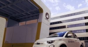 Fiat 500e pri stanici na výmenu batérie od spoločnosti Ample