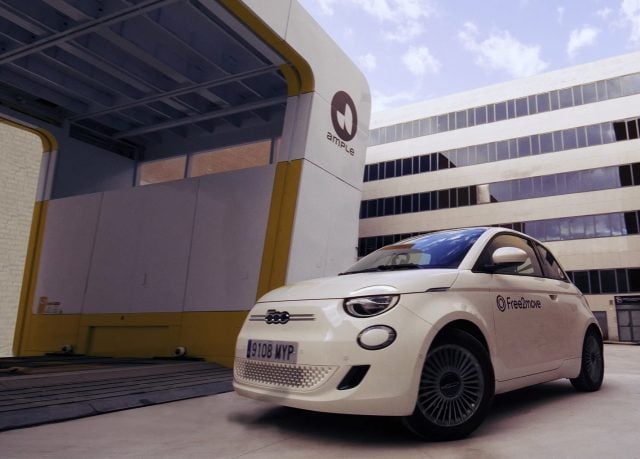 Fiat 500e pri stanici na výmenu batérie od spoločnosti Ample
