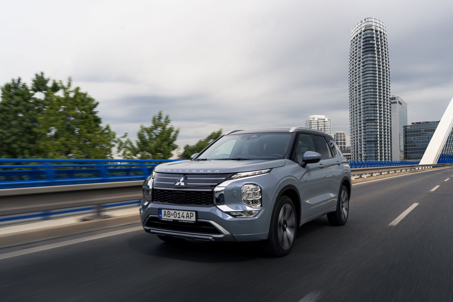 Mitsubishi Outlander na moste Apollo v Bratislave